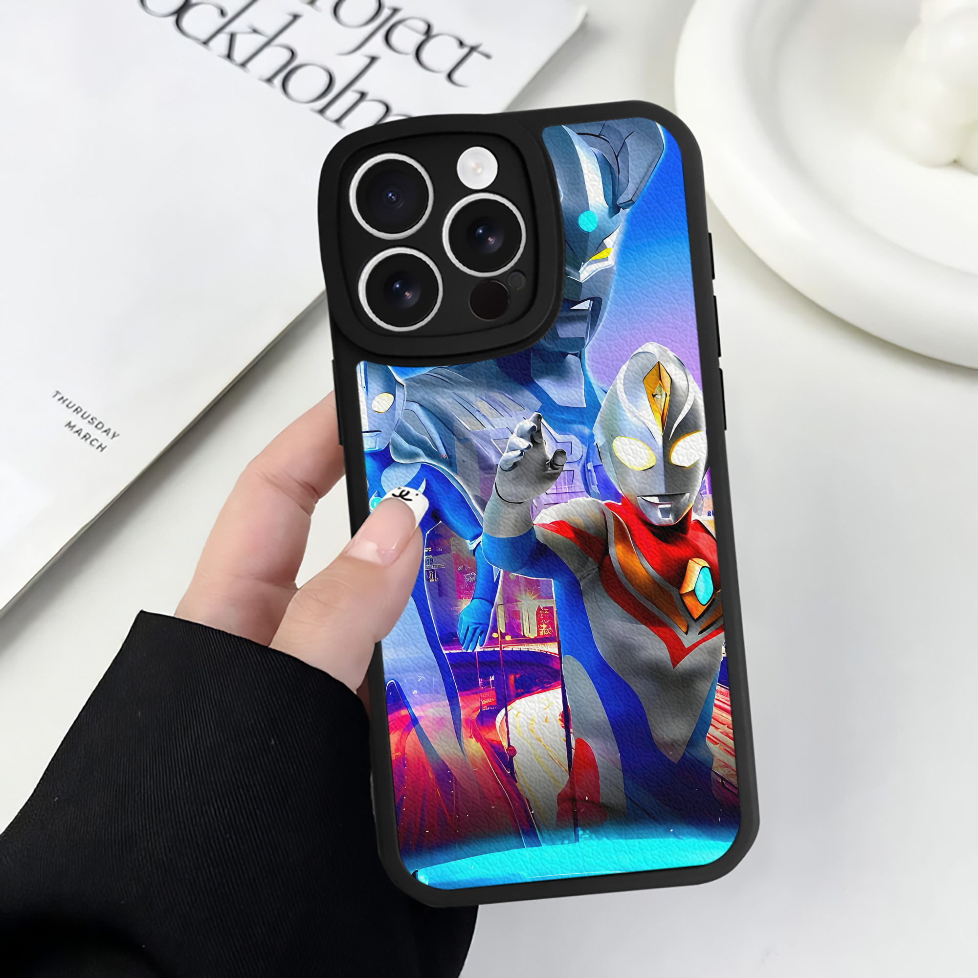 （画像用） ウルトラマン Ultraman 【iPhone 16シリーズ対応】シリコンスマホケース（レザー調） 材質：シリコン